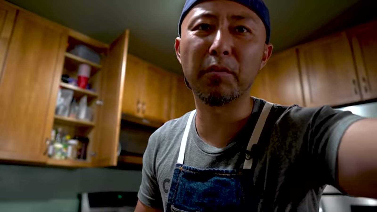 納豆だれとごま油を合わせている場面