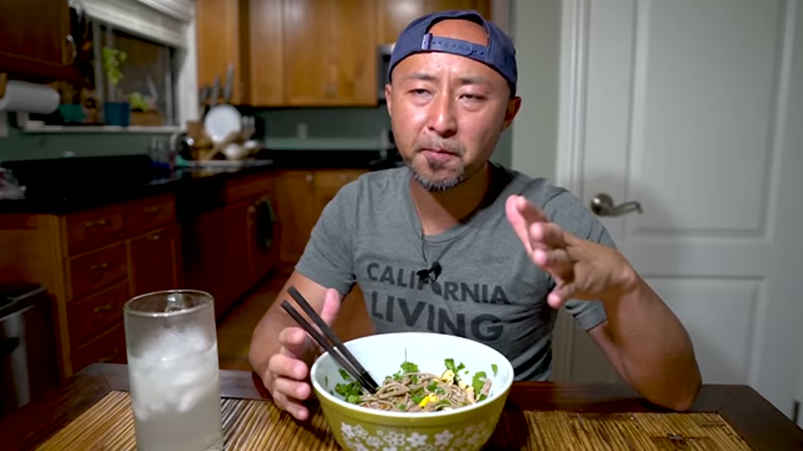 完成した蕎麦を実際に食べる様子