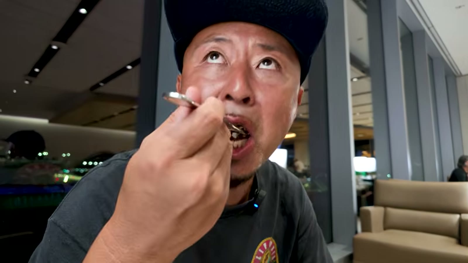 出発前、空港ラウンジで軽く食事