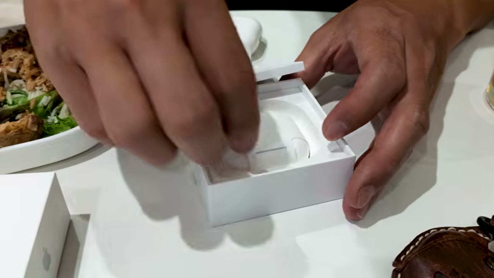 ラウンジでAirPods5を開封