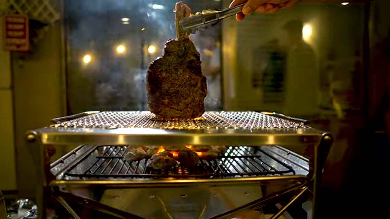 巨大な骨付き肉をセットする様子