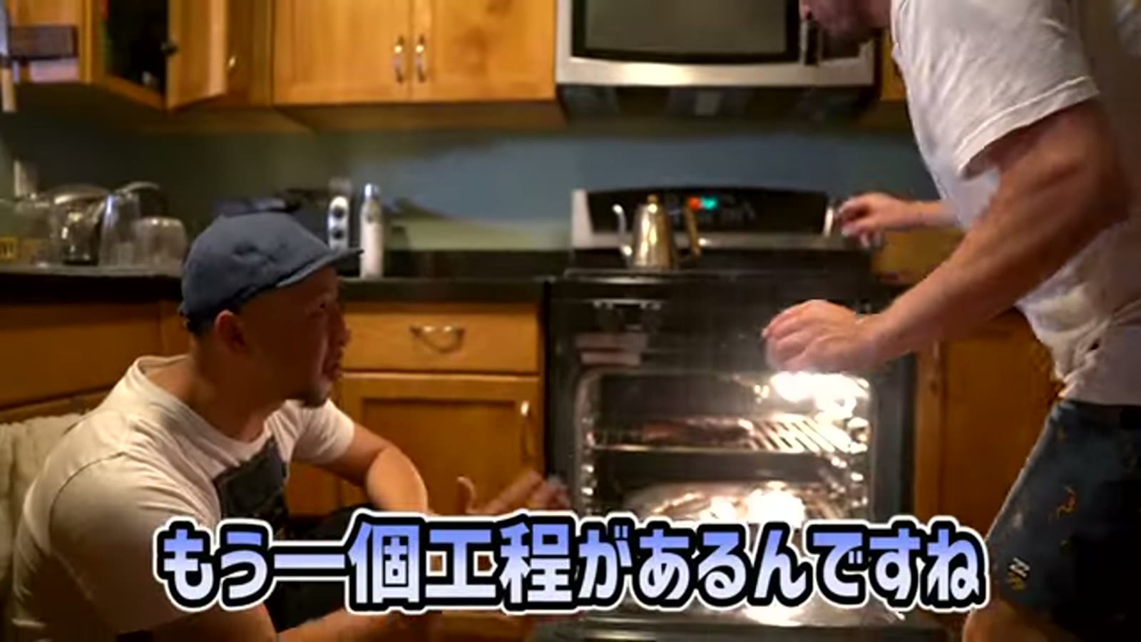 焚き火の炎で肉を直火焼きにする場面