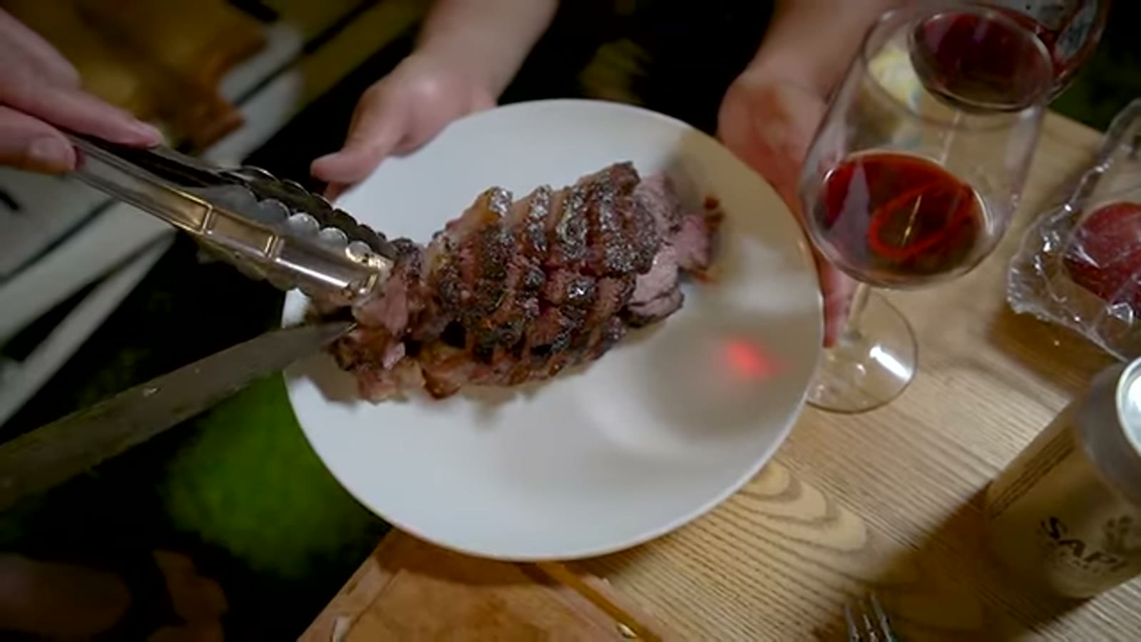 焼き上げた肉をオーブンに移す場面