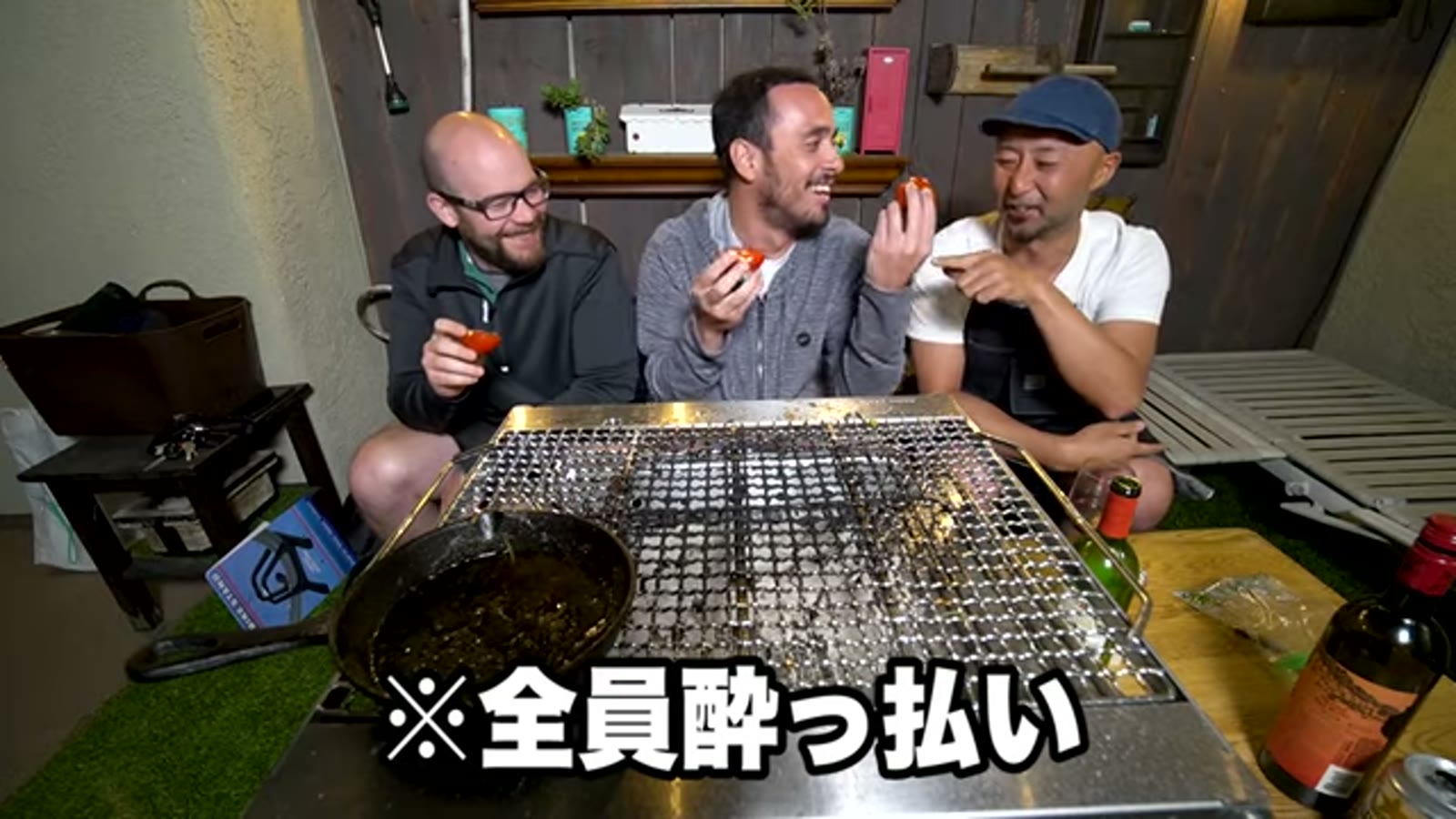 肉を切り分けて実食する瞬間の表情