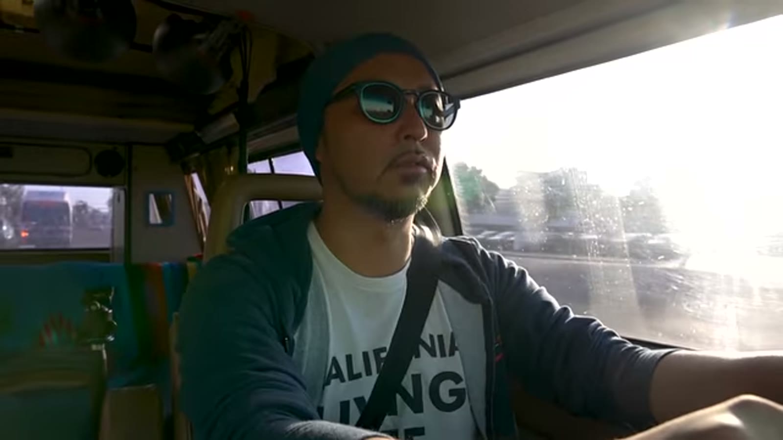 洗車機に向かって車を走らせる様子