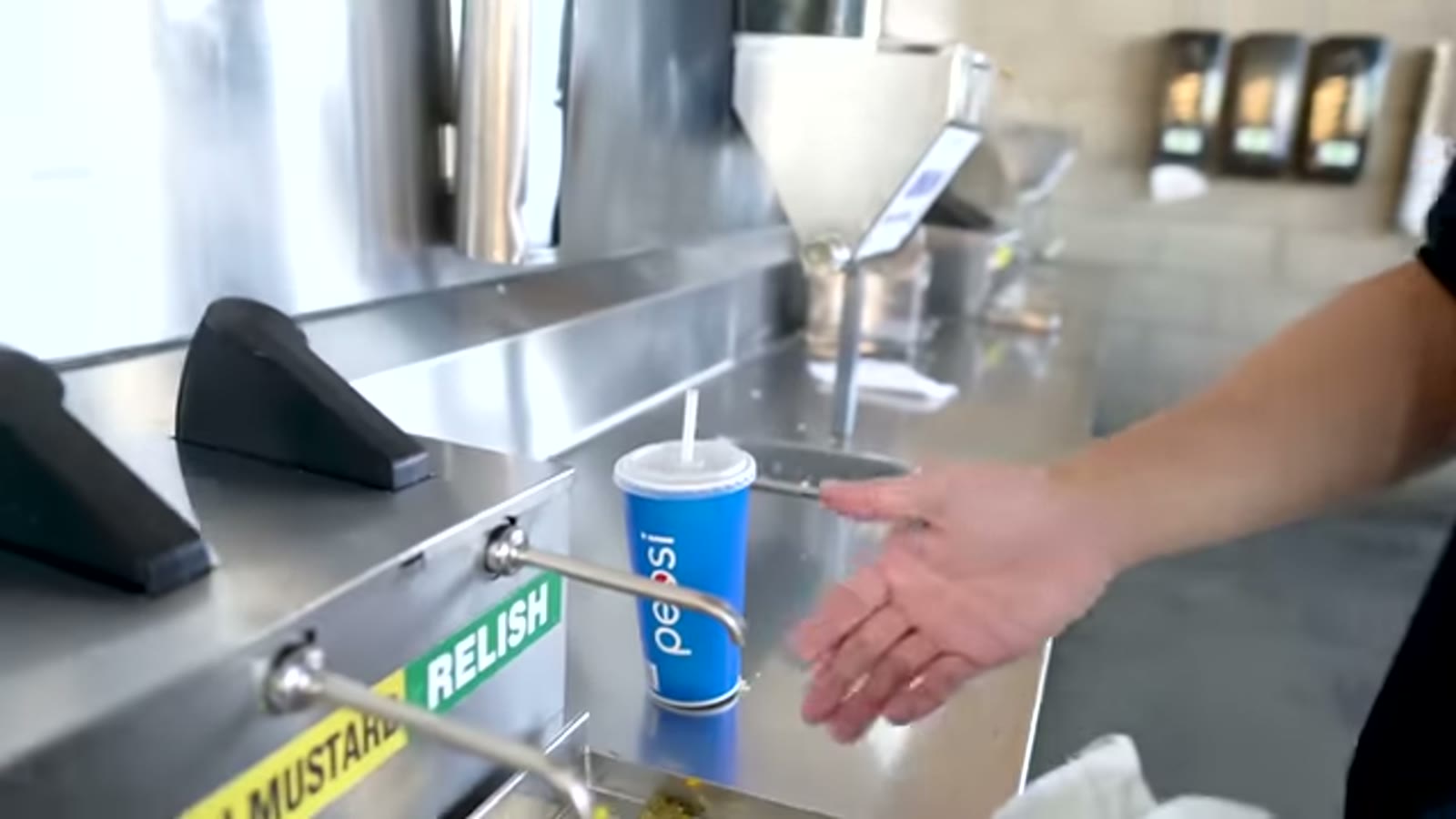 ケチャップとマスタードをたっぷりのせる