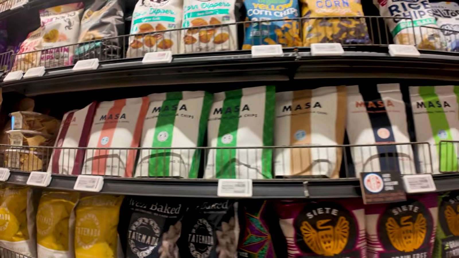 値札のないサラダコーナーを見る場面