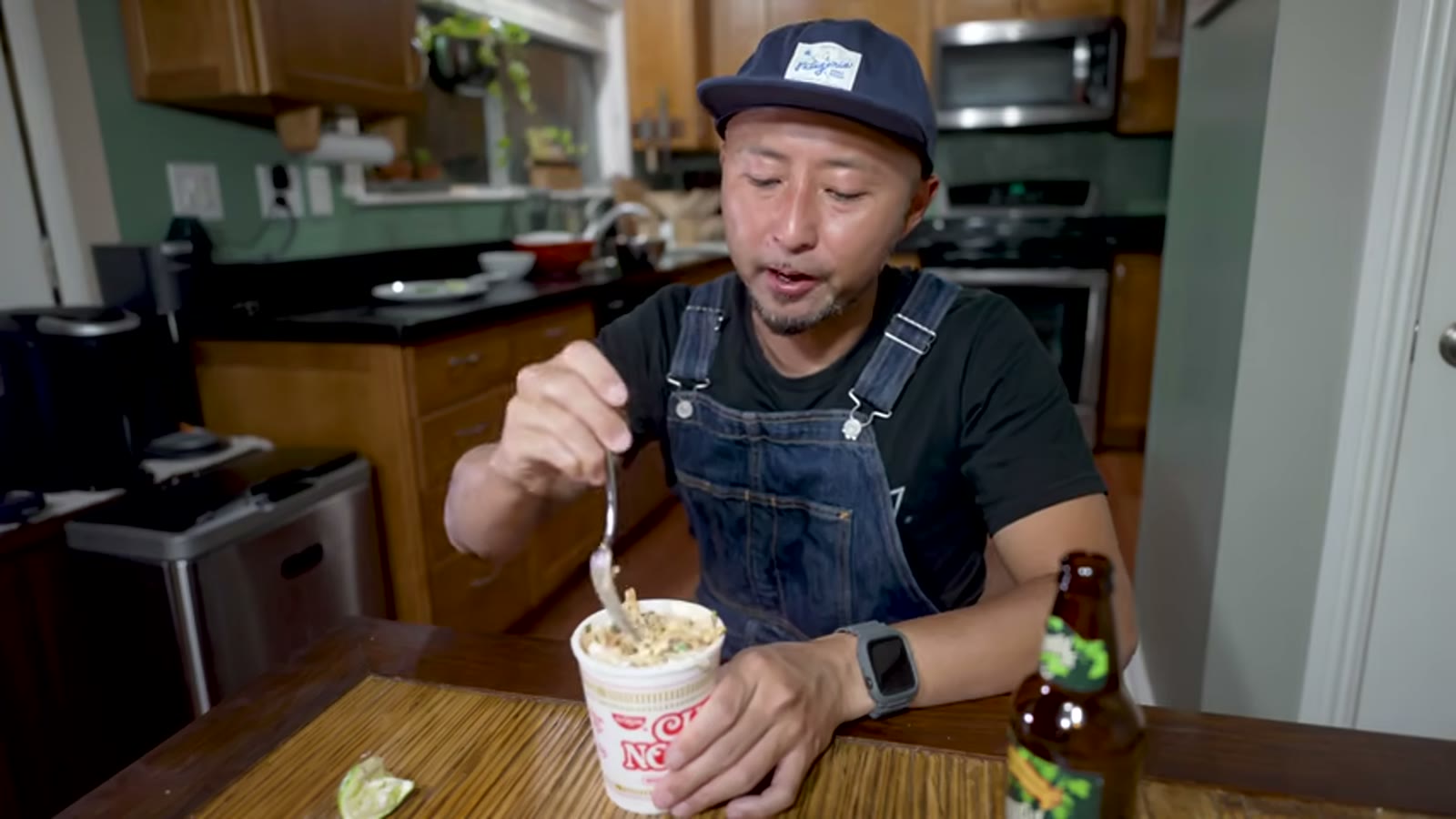 実際に食べてみる場面