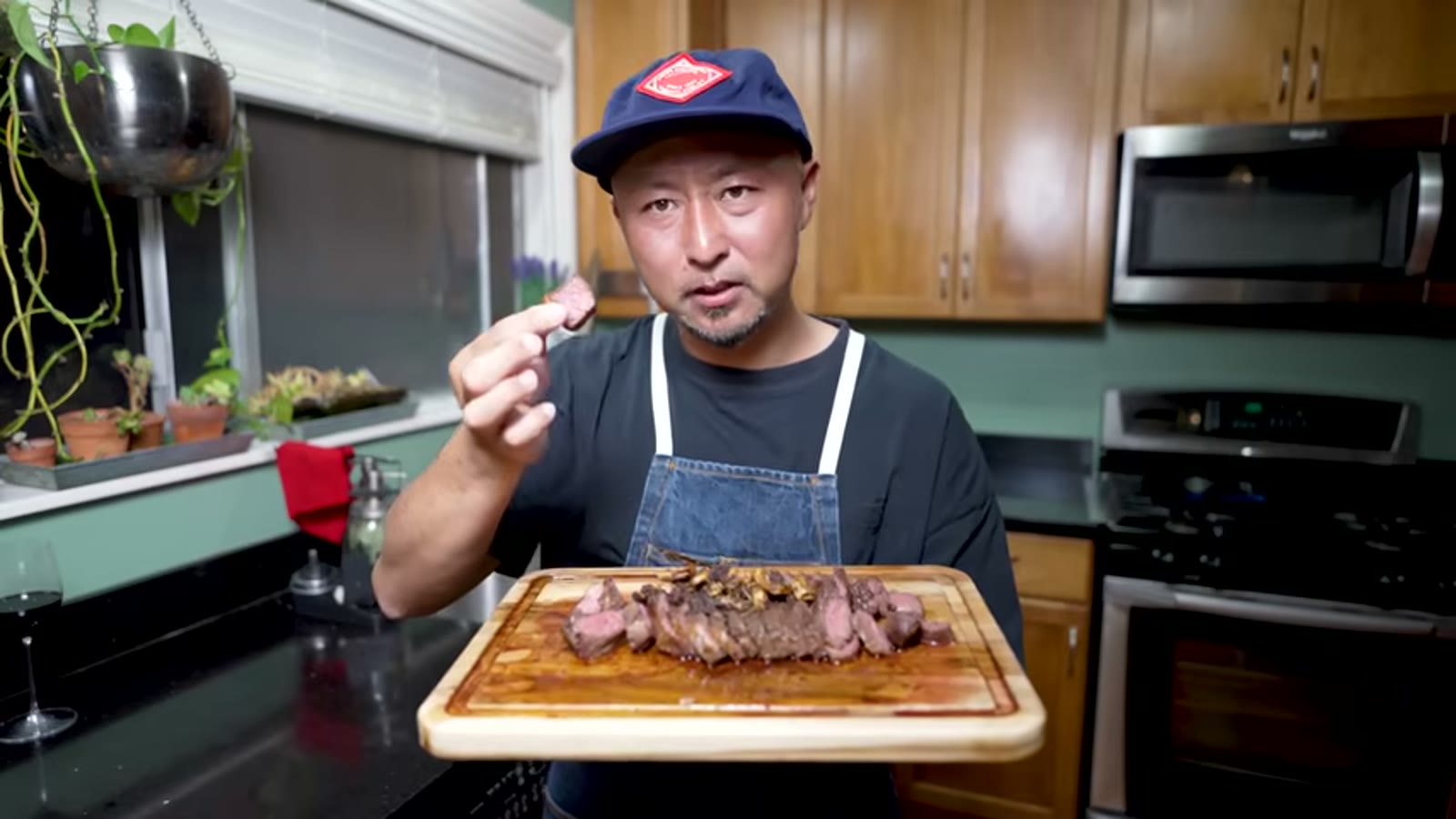 鉄フライパンでショートリブを焼く