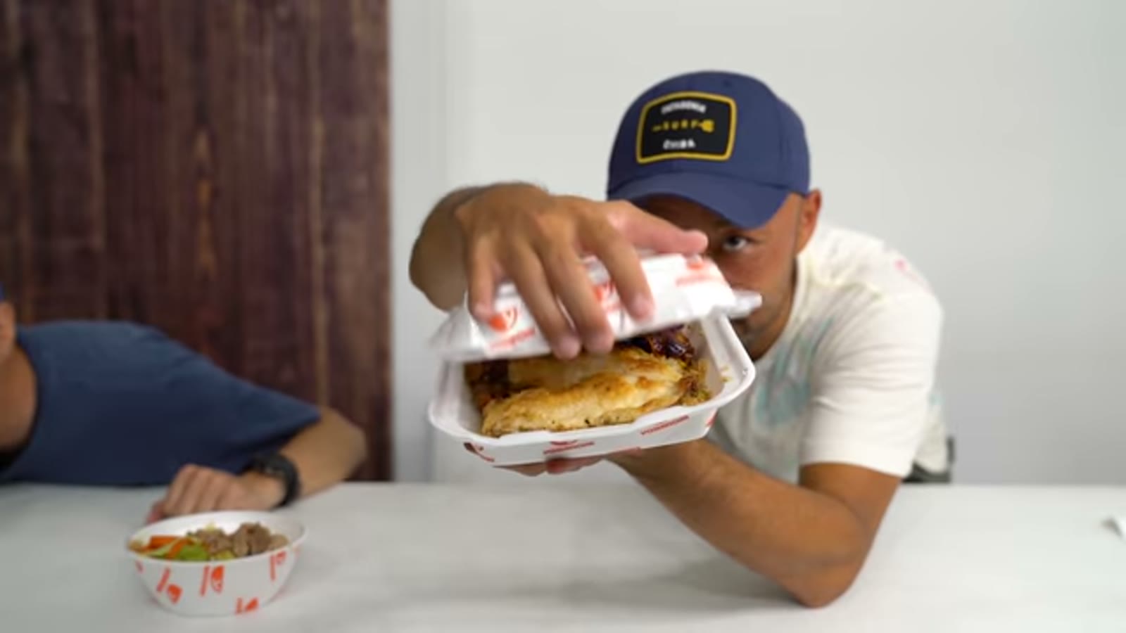 レギュラービーフボウルを実食する様子
