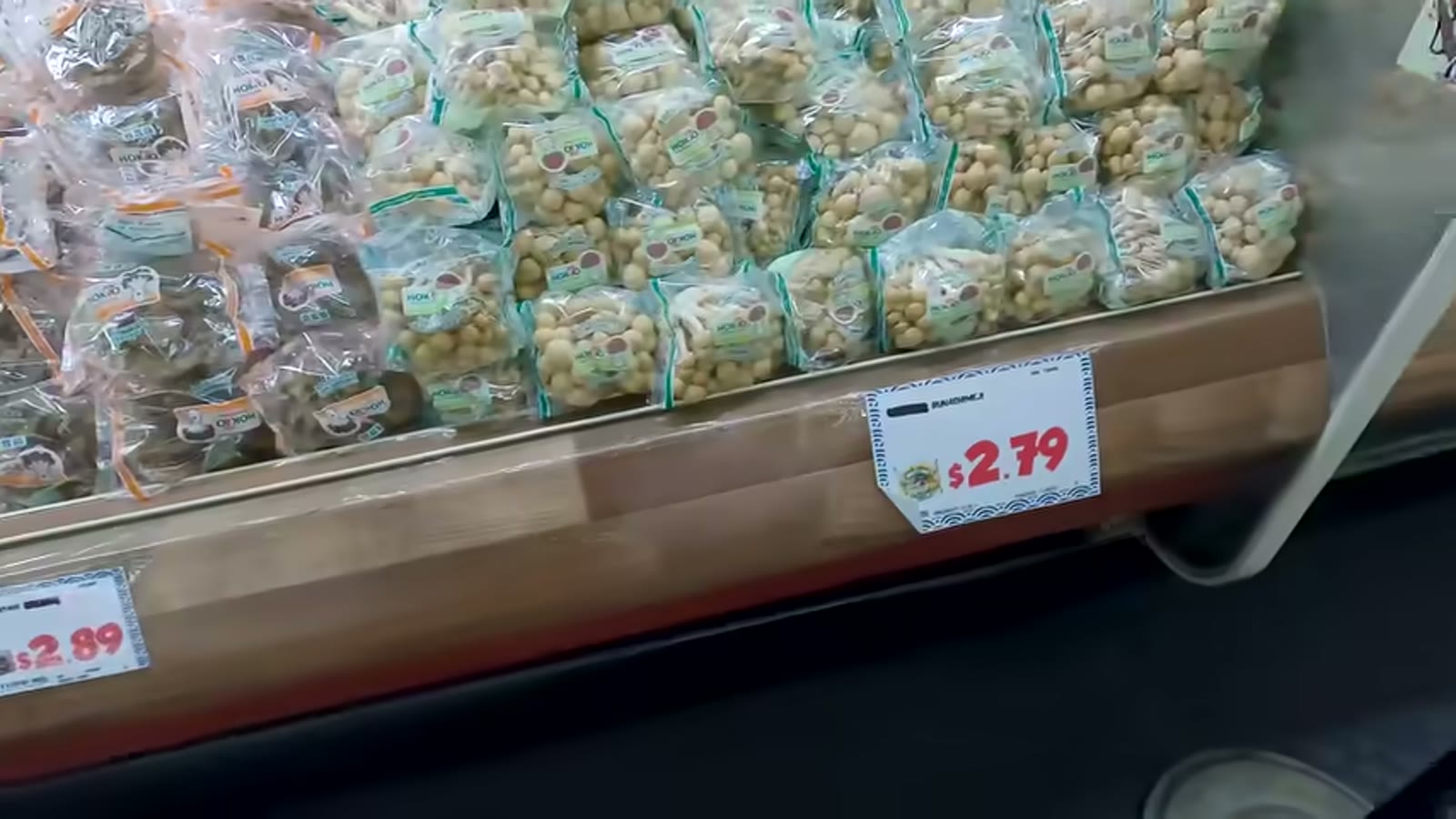 卵や野菜が並ぶ売り場をチェックする様子