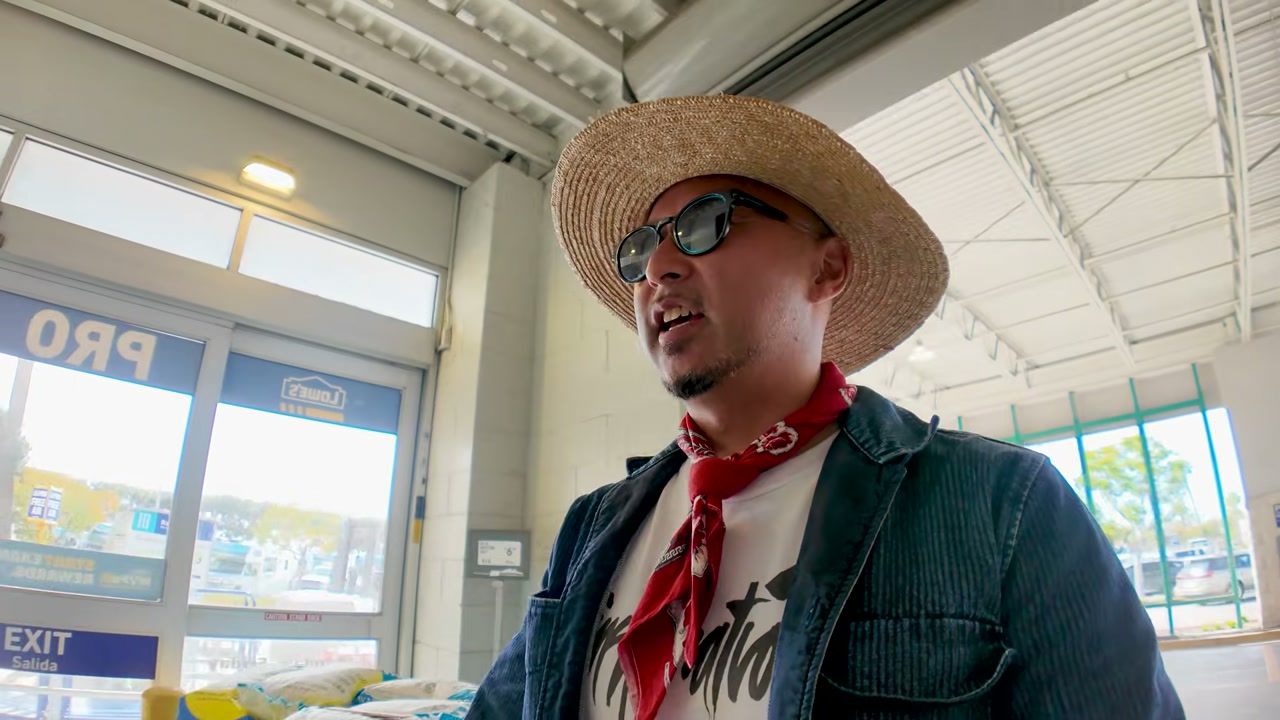 アメリカのDIYはまず Lowe's から。サンプルをもらって現物で比較します