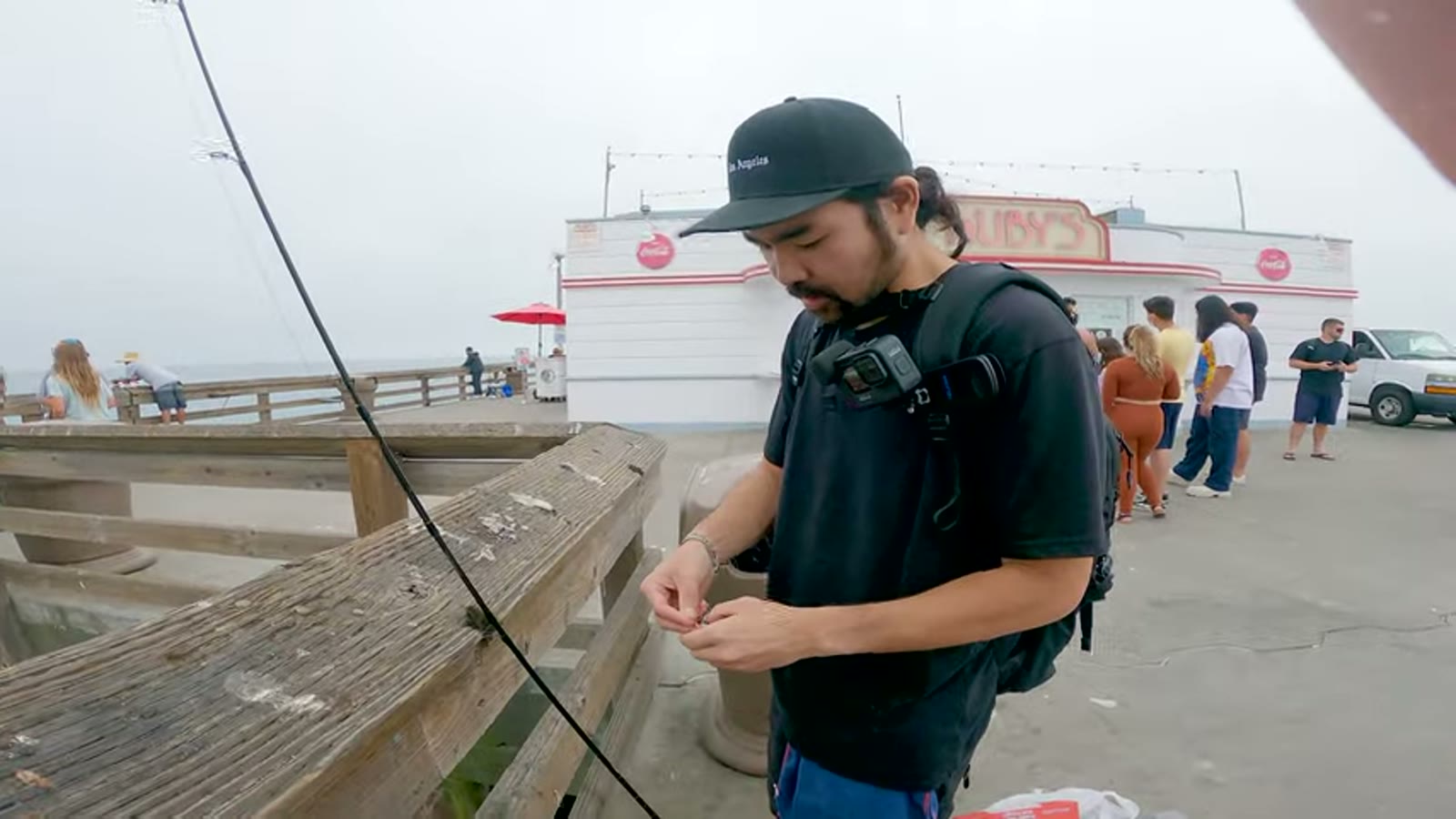 竿が大きくしなり魚がかかった瞬間