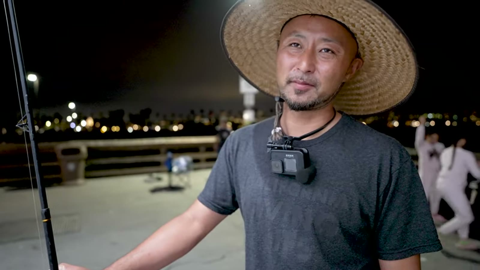 釣った鯖を前に盛り上がる二人の様子