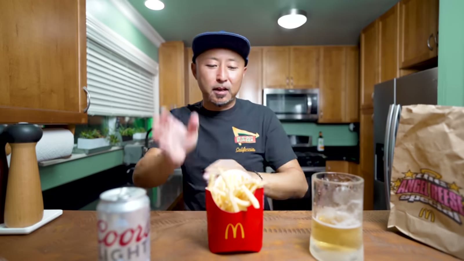 マクドナルドでポテトを購入する様子