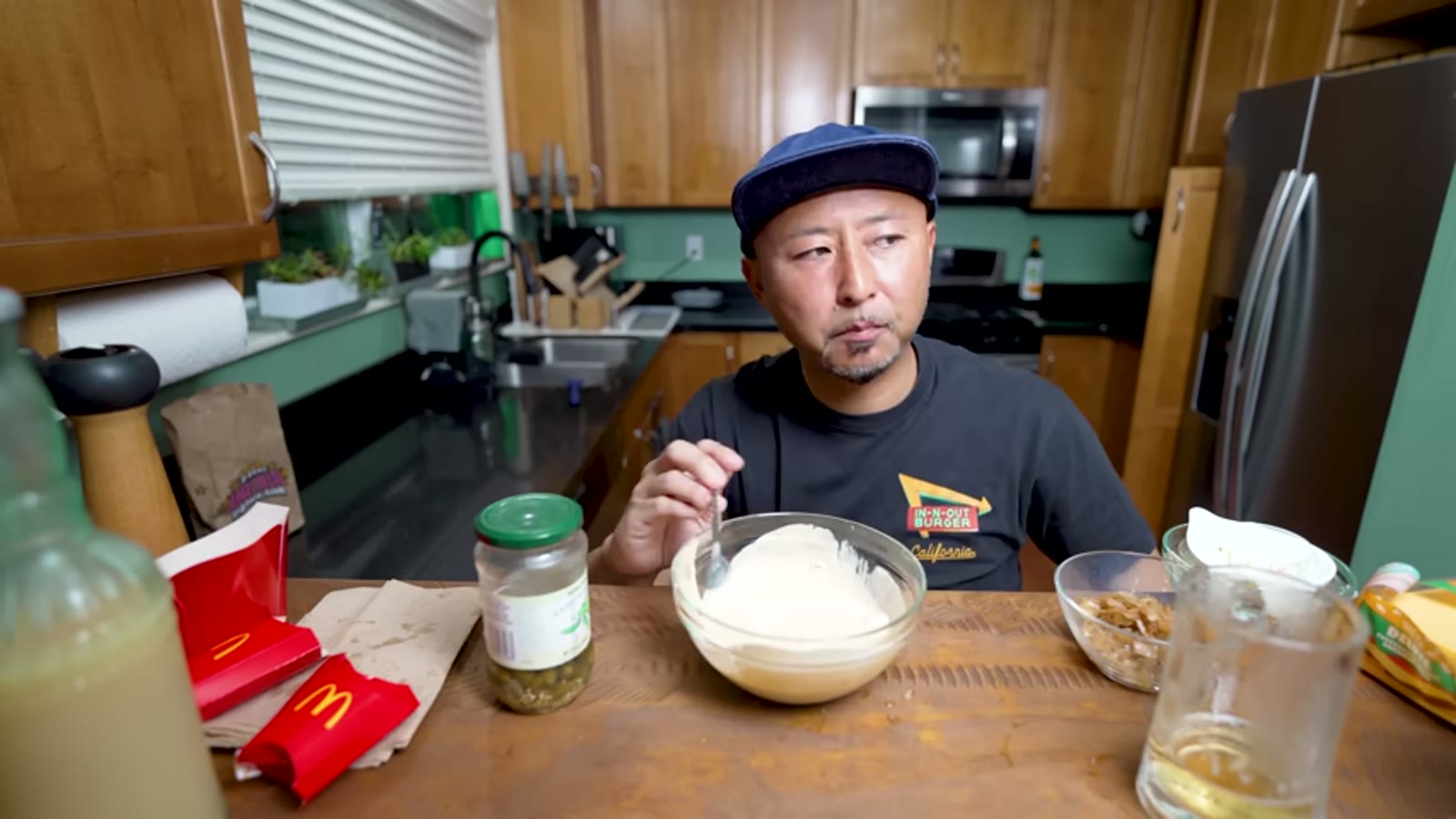 味を見ながらレモン汁を加える様子