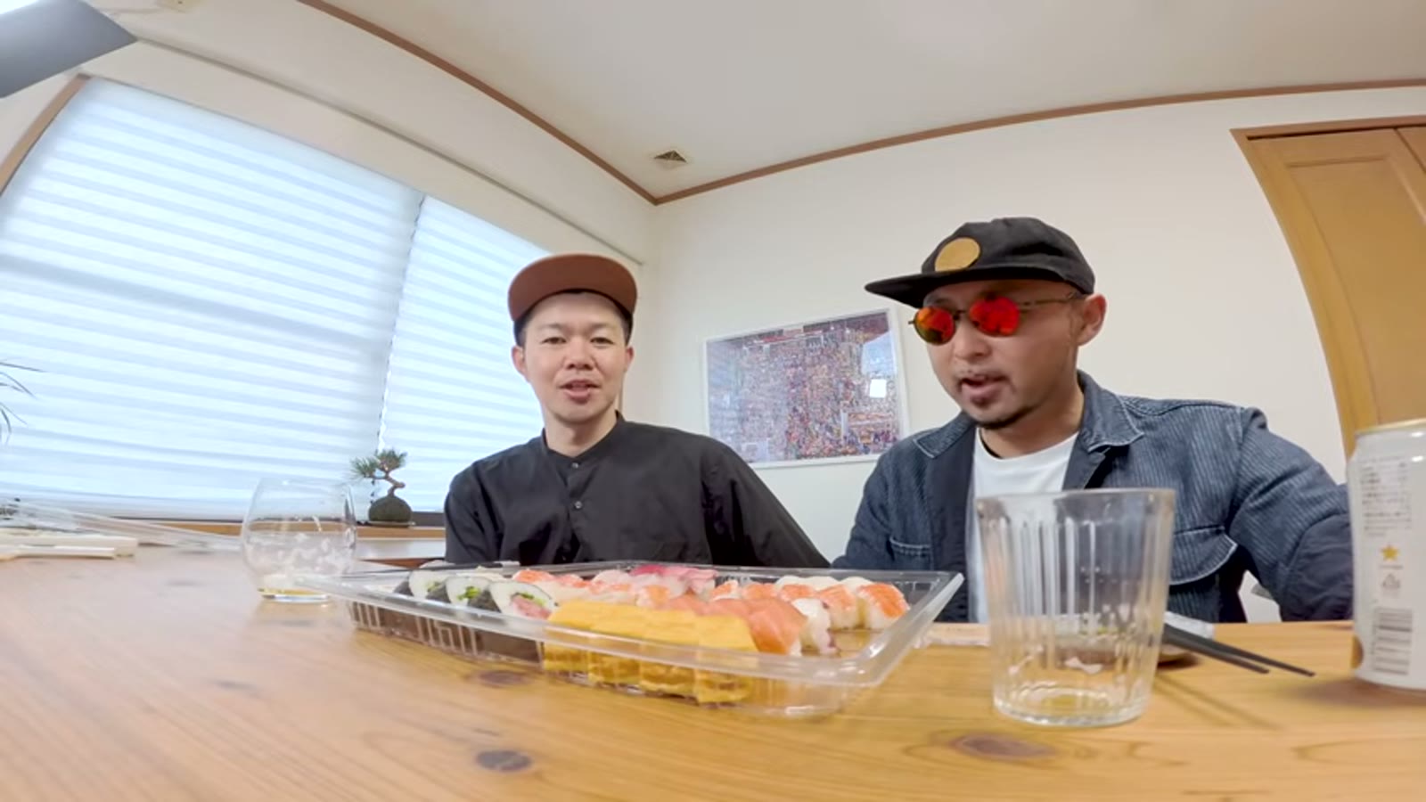マグロや呼子イカを次々に頬張る2人