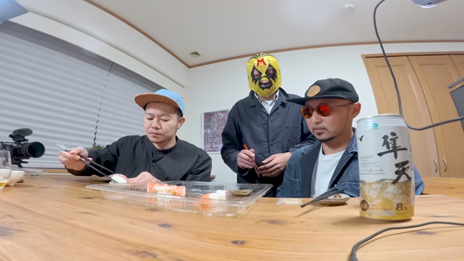 卵黄を醤油に溶いてアレンジする様子