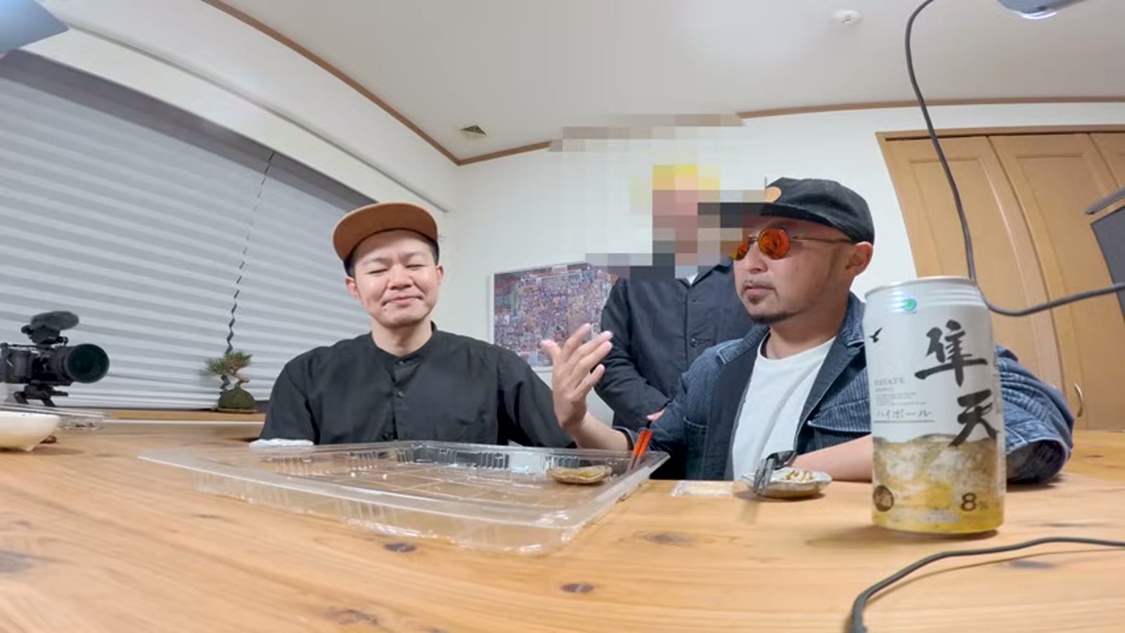 残ったエビを前に表情を見せる2人