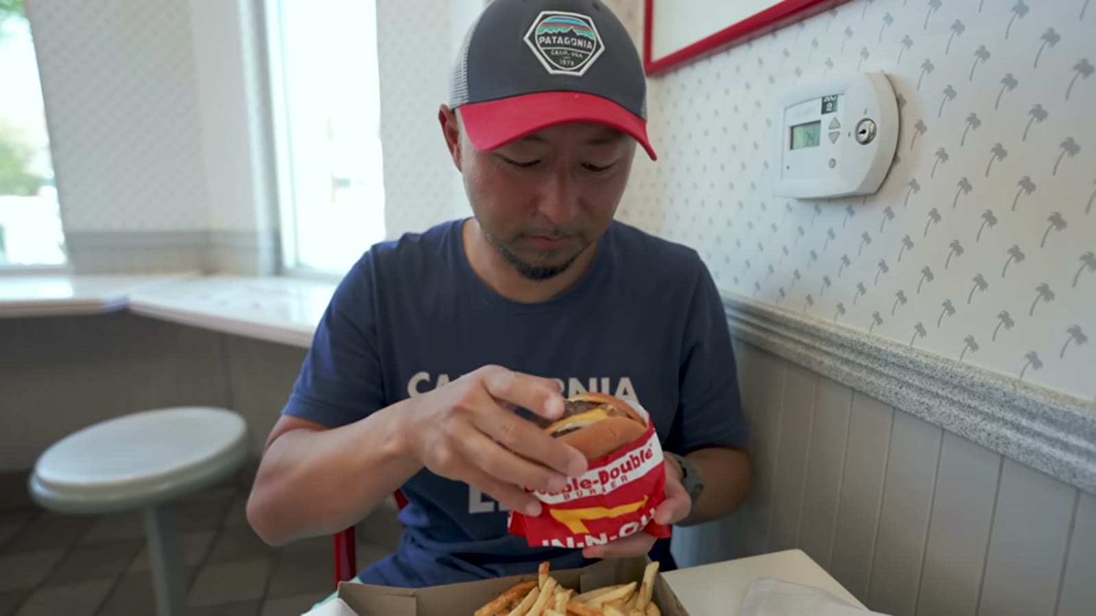 向かいの通常店舗へ移動する様子