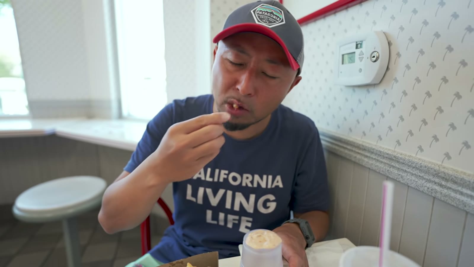 焼きたてのバーガーにかぶりつく瞬間