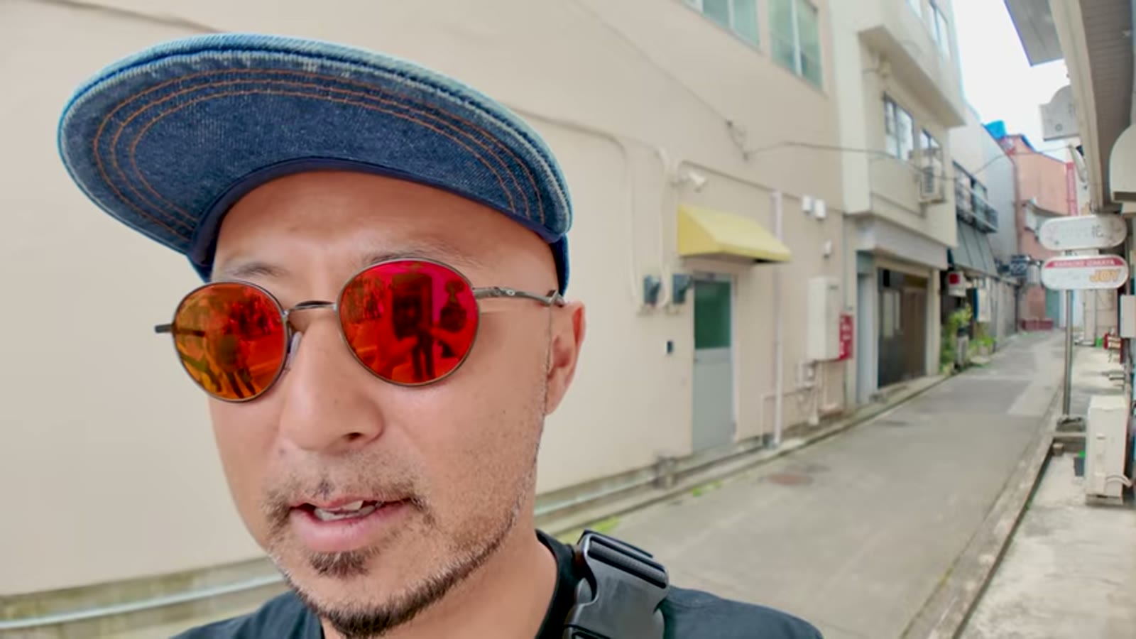 働く友人の姿をそっと外から見つける二人