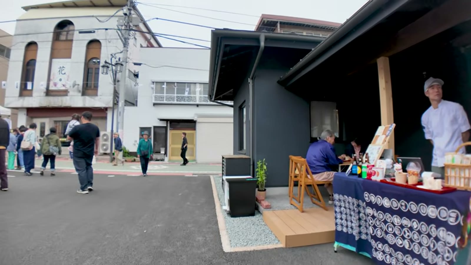 声をかけてサプライズの再会を果たす瞬間