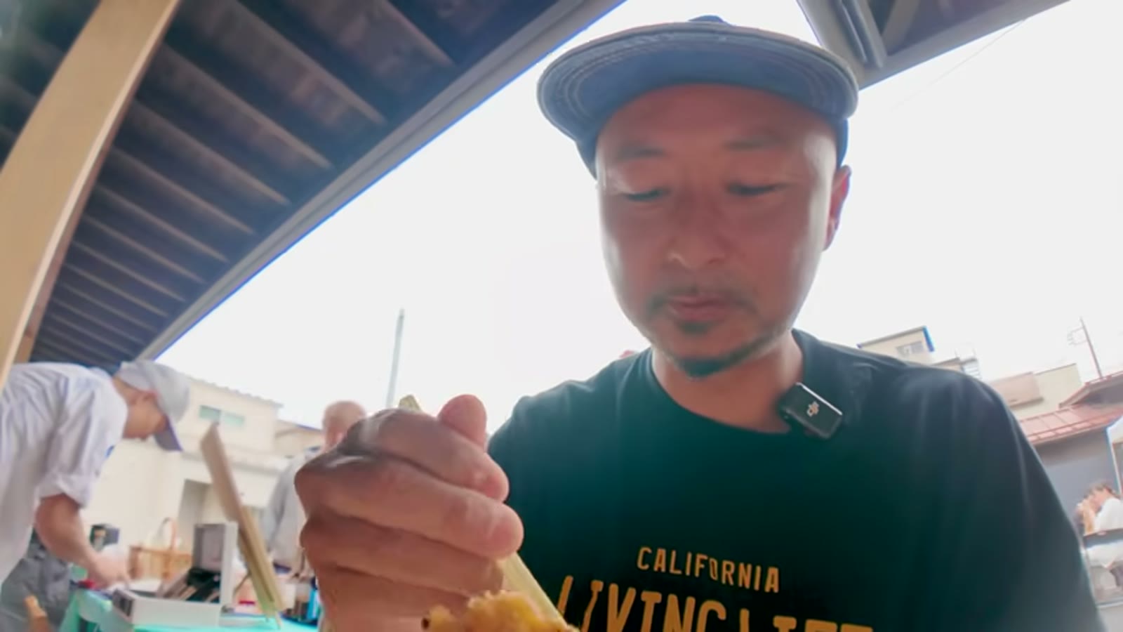 分厚いカツがのったカツカレーを実食