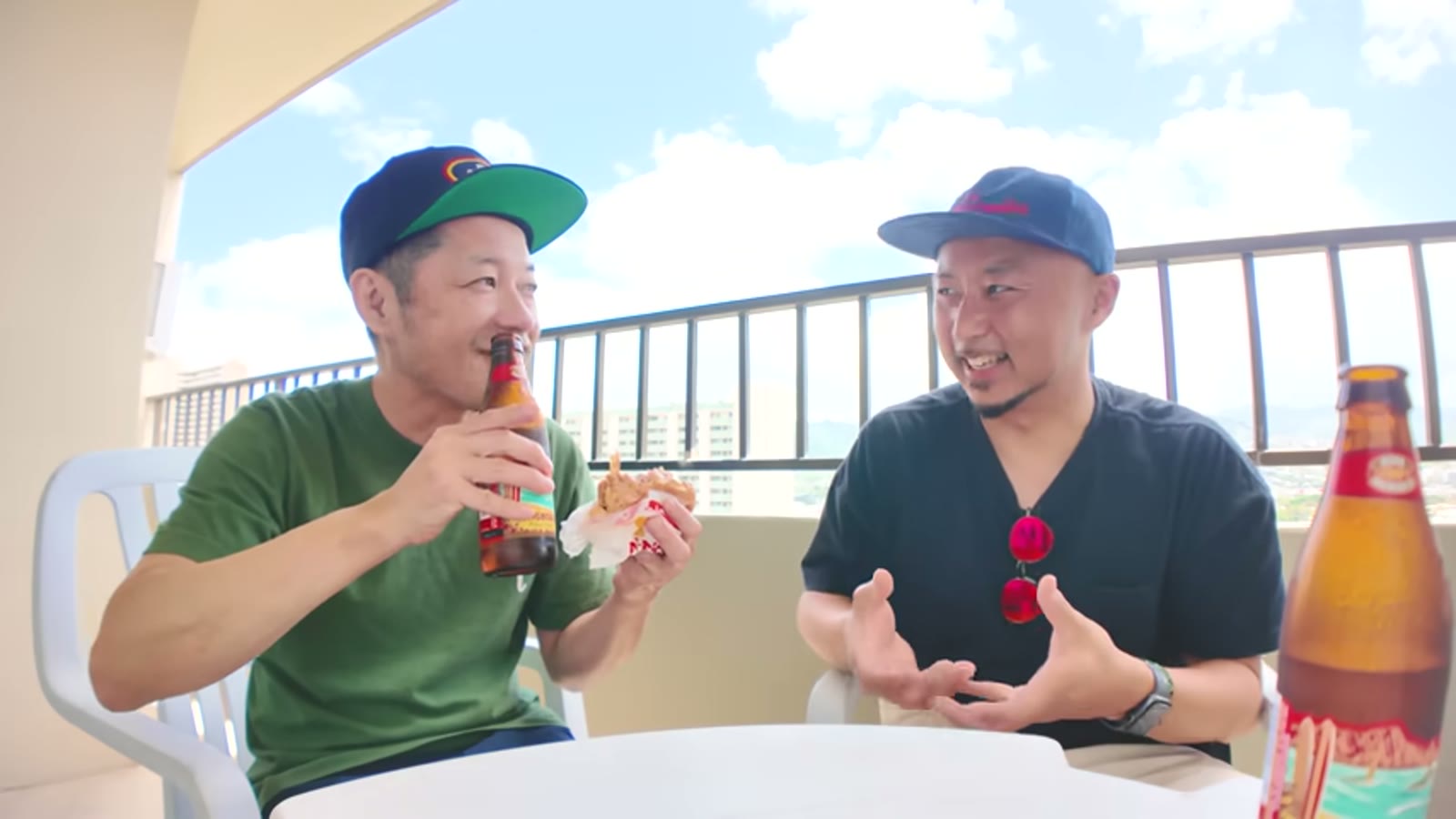 ひと口食べて味の感想を話す場面