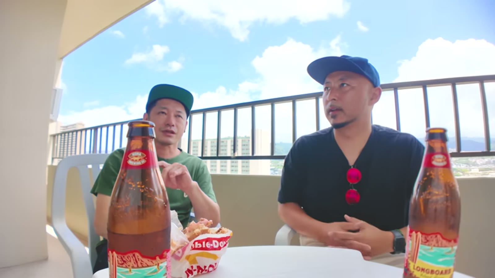 ダイヤモンドヘッド近くのビーチでロングボードを構える