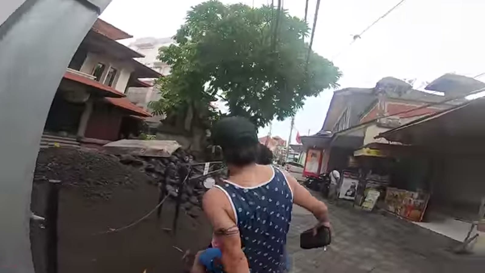 雨の中でのバイクレンタル交渉の様子