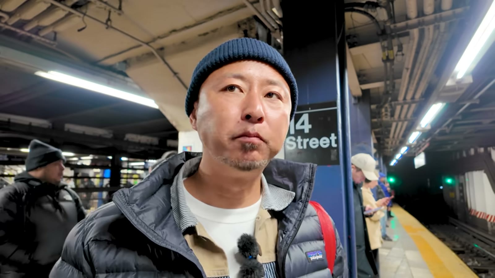 話題のニューヨーク土産クッキーを手に取る