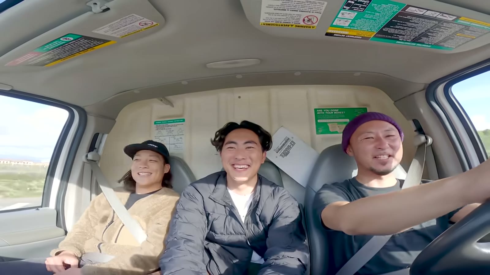 慣れない大型トラックを慎重に運転する様子