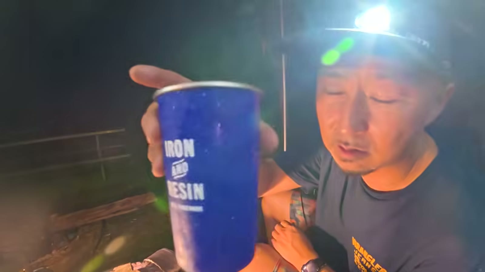 飯盒を焚き火にかけてご飯を炊く様子