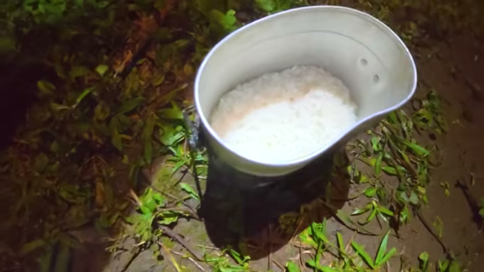 炊き上がったご飯の状態を確認する