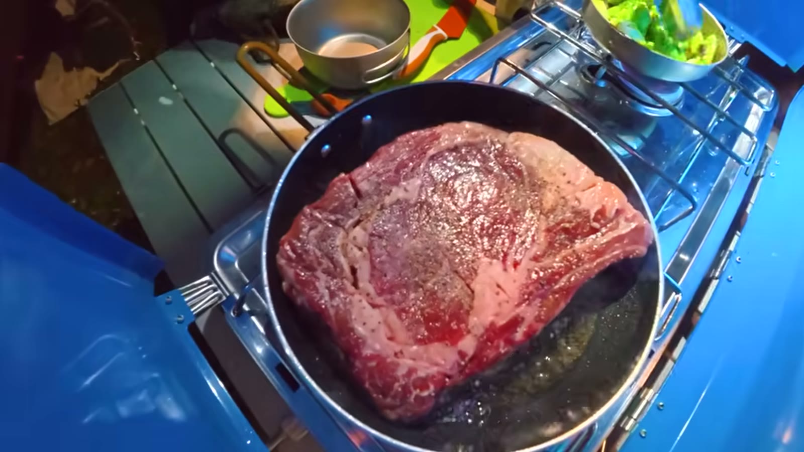塩胡椒だけでステーキを焼き上げる