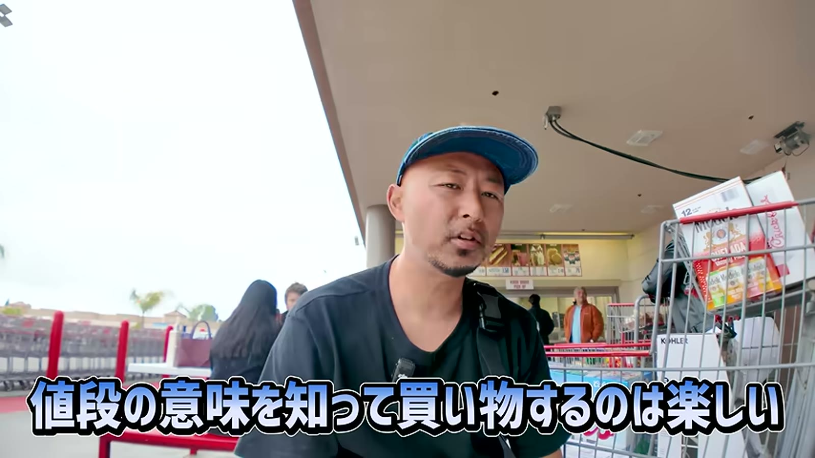スタッフドオリーブの缶詰を選ぶ場面