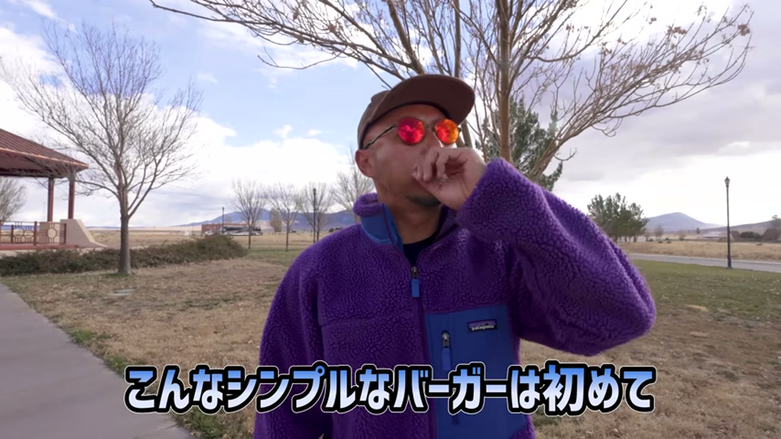 手作りバーガーにかぶりつく瞬間