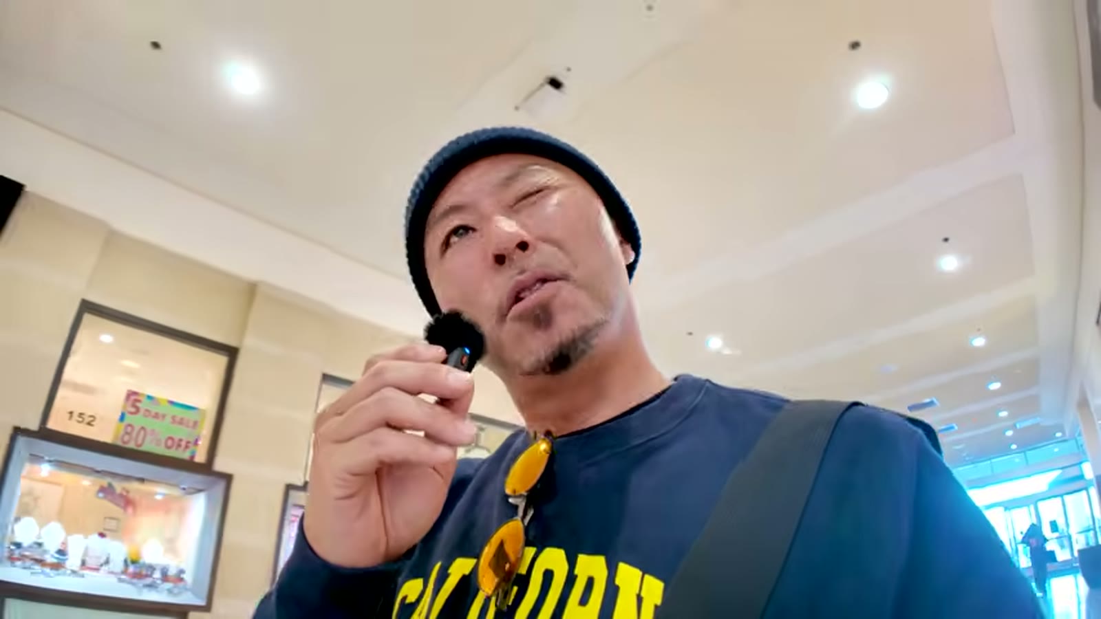 がらんとした館内を歩き回る場面