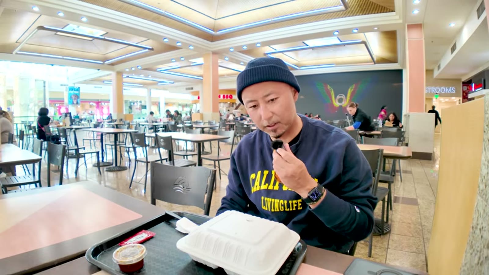 3階のAMC映画館とプレッツェル店