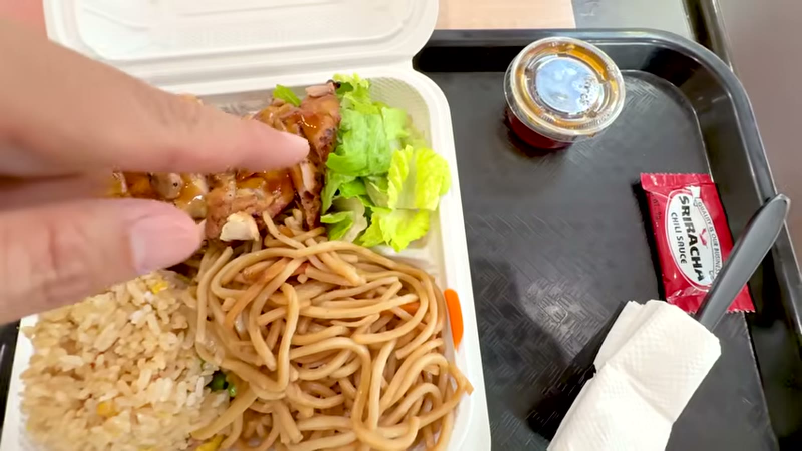 フードコートで照り焼きチキンを注文