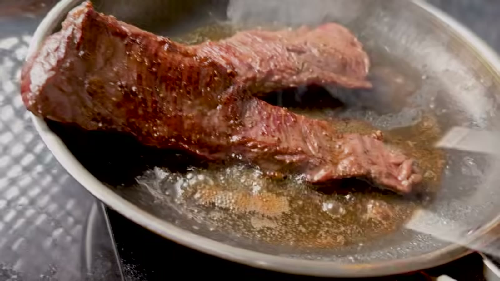 IHコンロで焼き上げている様子