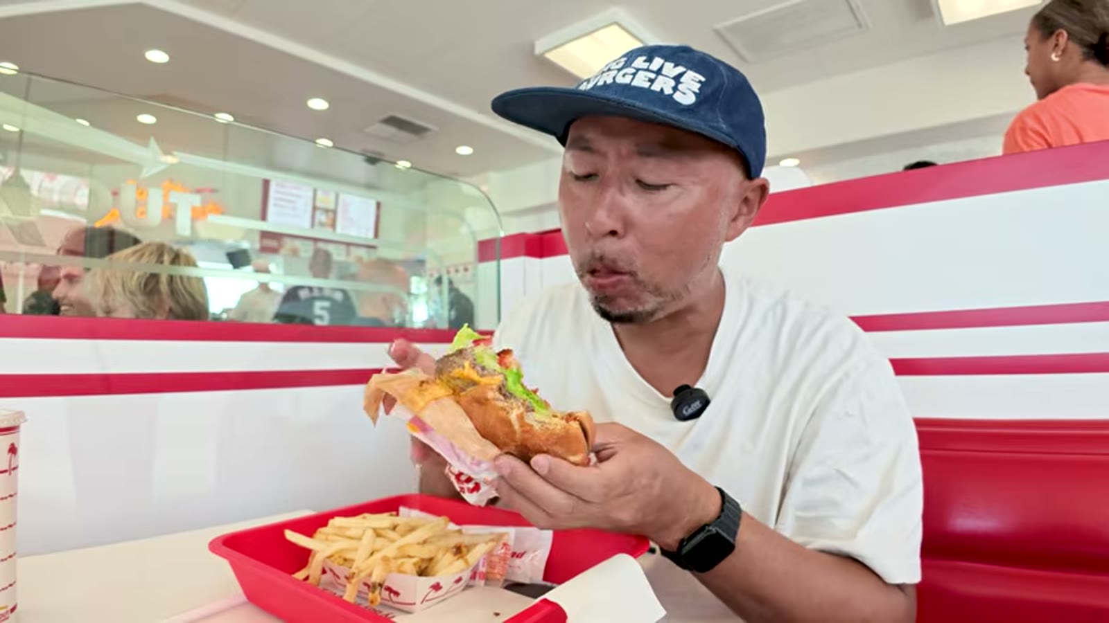 ダブルダブルにかぶりつく瞬間の表情