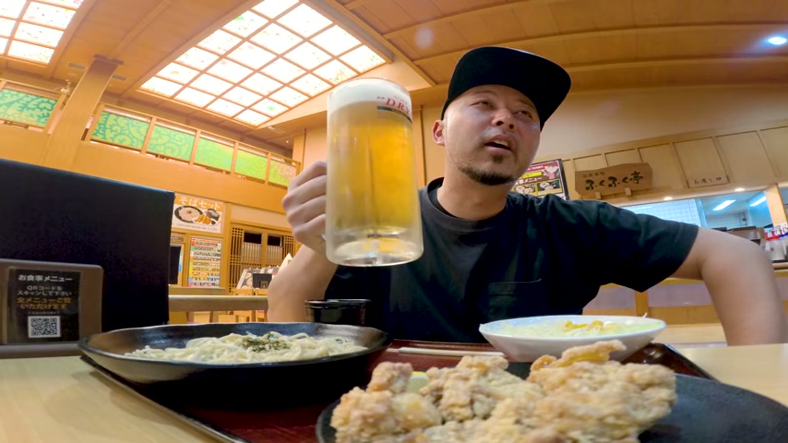 フードコートで特製唐揚げが運ばれてきた瞬間