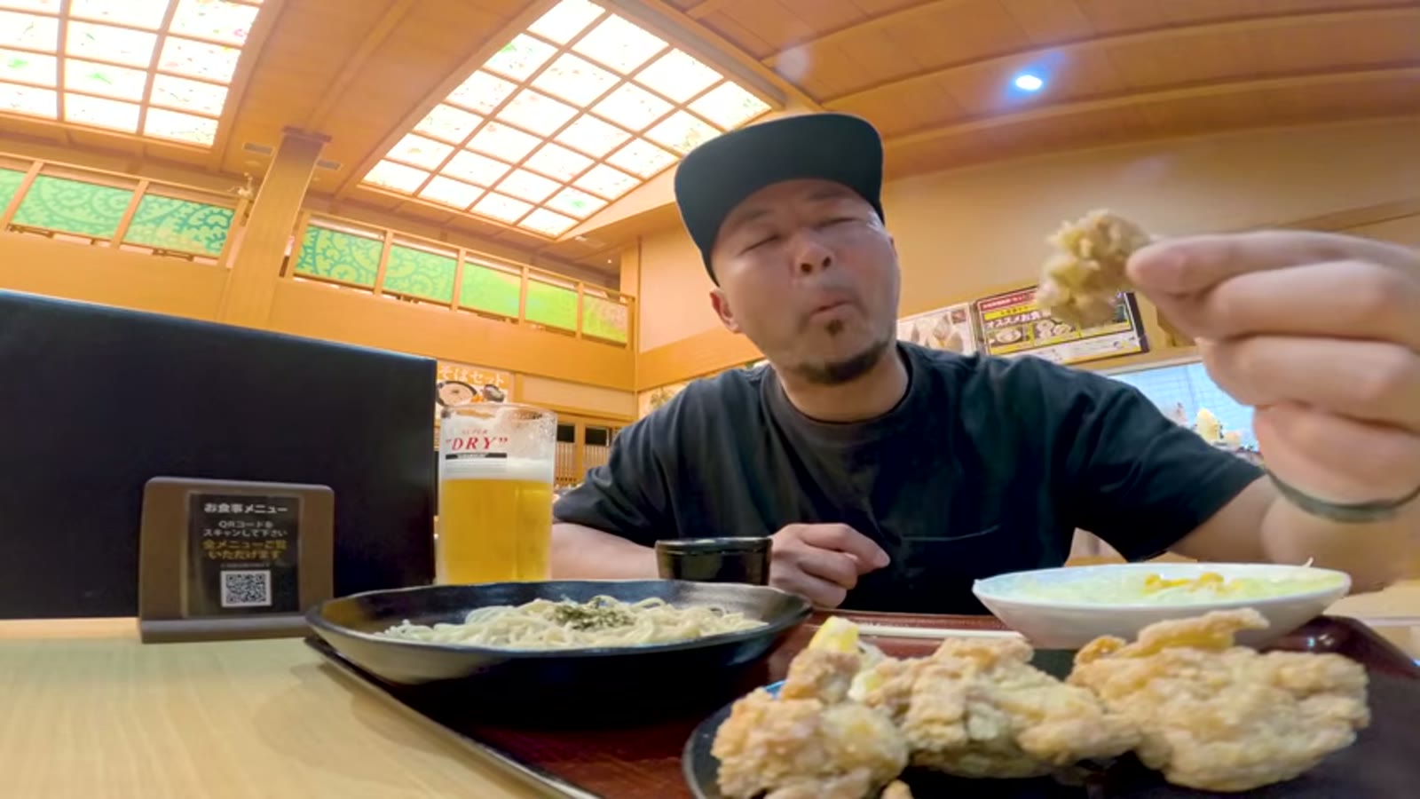 十割そばを二人で味わっている場面
