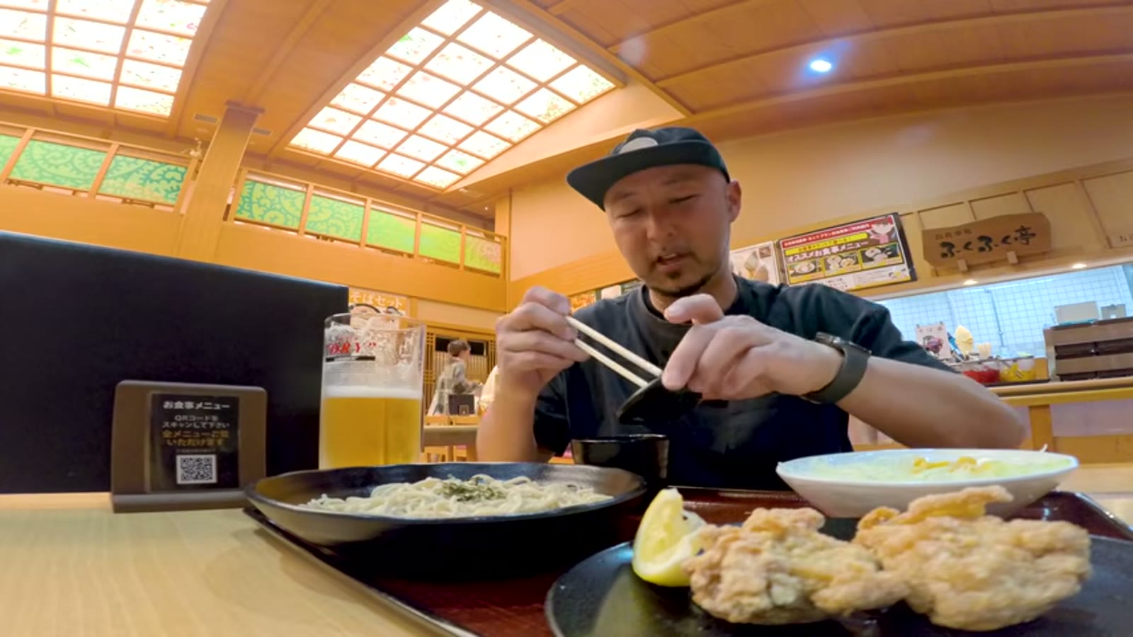 生ビールで乾杯しているワンシーン