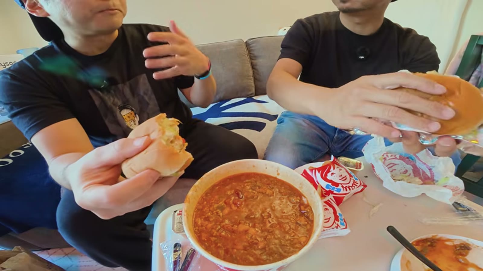 バーガーをチリに豪快にディップ
