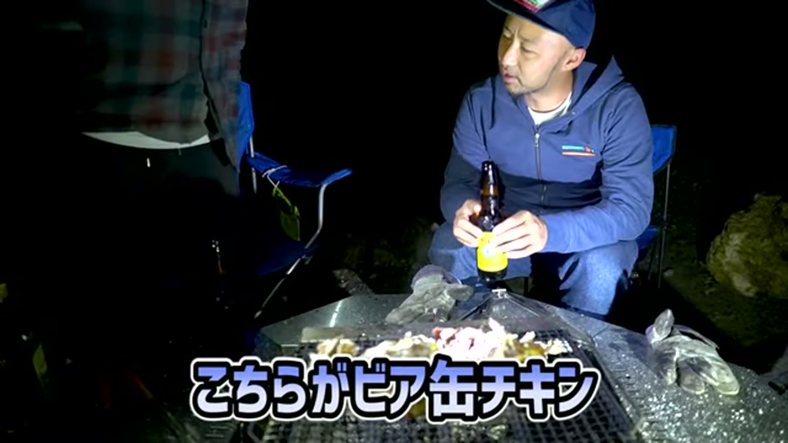 ビールの缶を鶏の中に差し込む瞬間