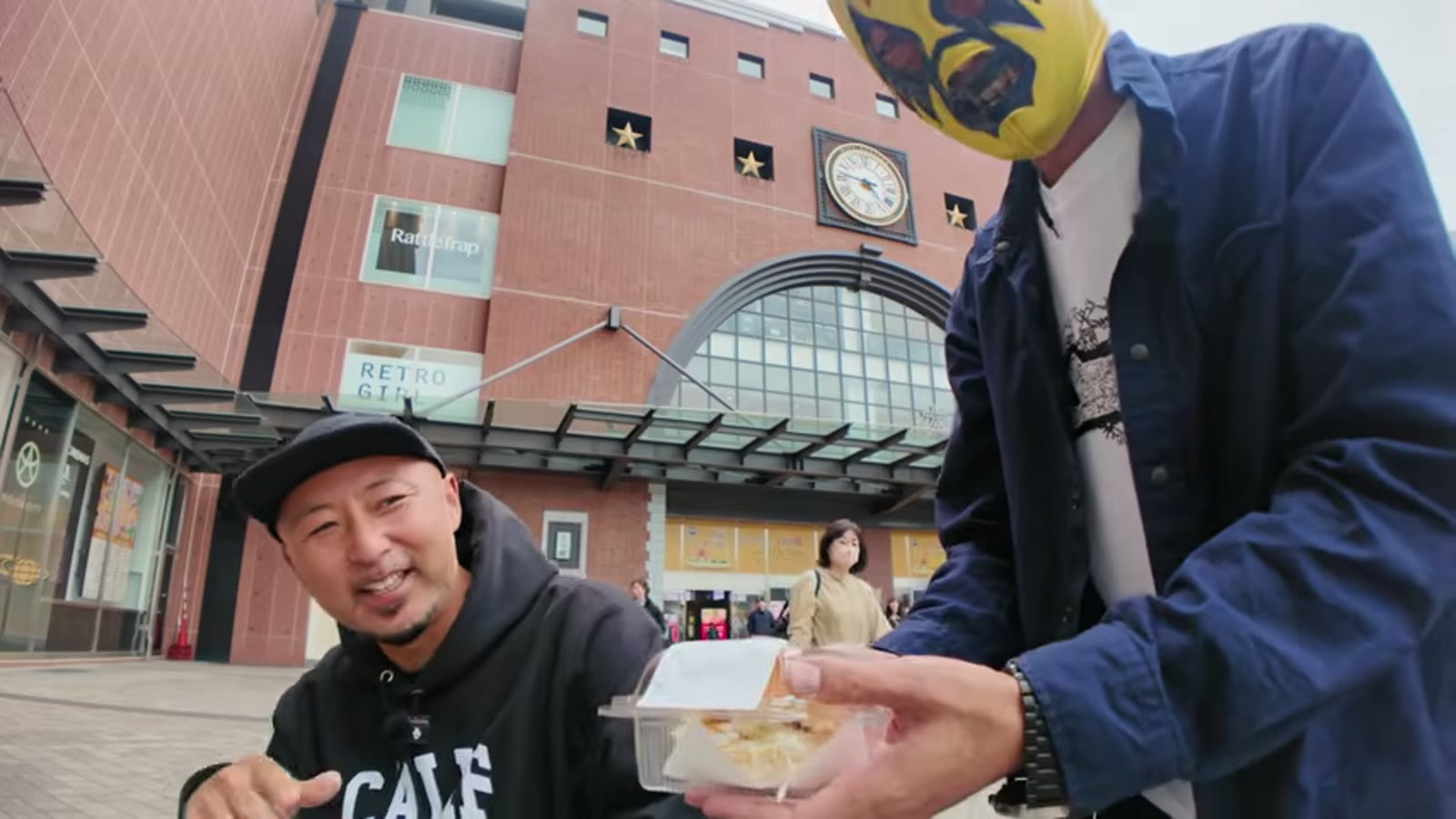 佐賀関シャークバーガーを手に持つ