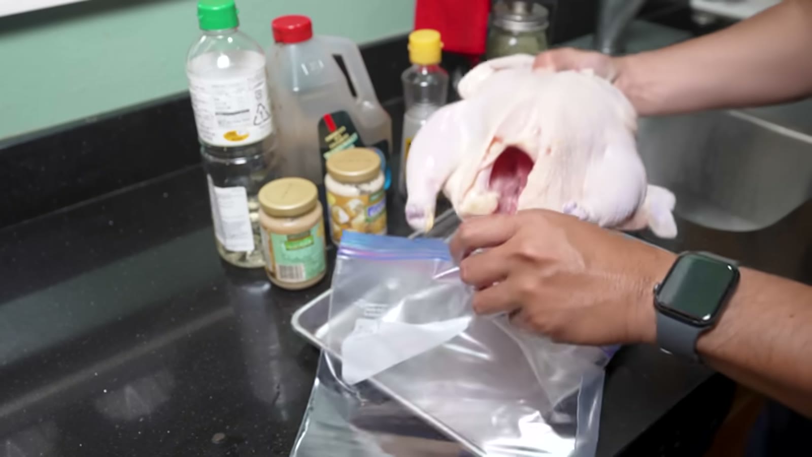 コストコで買った鶏をフォークで下ごしらえする場面